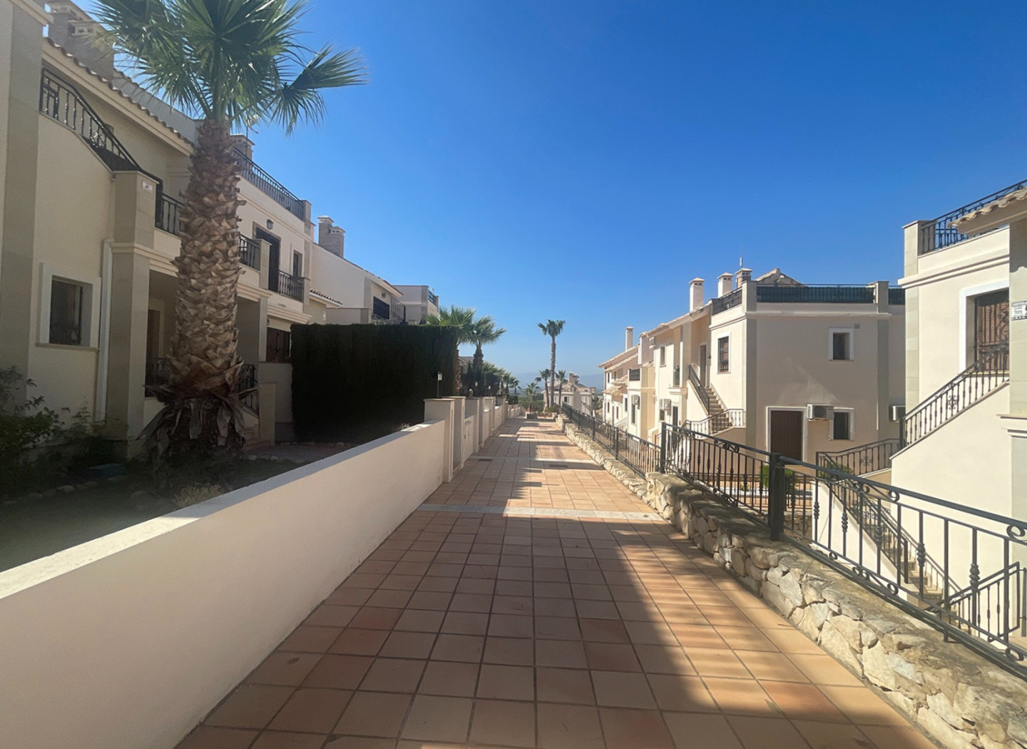 Herverkoop - Geschakelde woning -
Algorfa - La Finca Golf